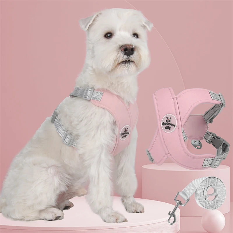 Harnais pour chien-GentleGrip™ : Le petit chien porte son harnais en polyester et coton, tout en étant rembourré en éponge pour un confort optimal en forme de X de couleur rose tenu par une laisse