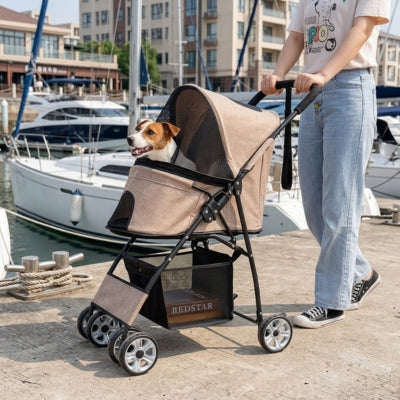 Jack Russell dans l'une des poussettes pour chiens beige sur un quai de port avec bateaux.