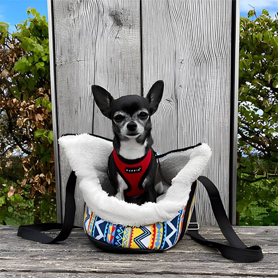 Sac de transport chien motif aztèque avec intérieur polaire et un chien Chihuahua noir.