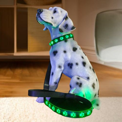  Ce dogue allemand assis dans le salon porte un collier chien lumineux de couleur verte très visible.