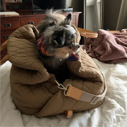 Sac de transport pour chien-LuxPetBag™ : L'image montre un Siptz Nain couché dans son sac de transport pour chien de couleur beige