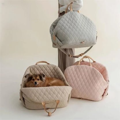 Sac de transport pour chien-LuxPetBag™ : L'image montre un Siptz Nain couché dans son sac de transport pour chien de couleur beige, posé près d'autres sac de couleur bleu et rose