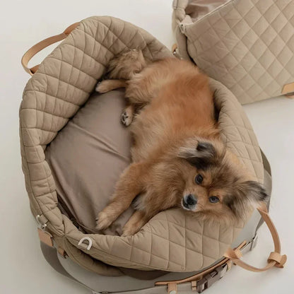 Sac de transport pour chien-LuxPetBag™ : L'image montre un Siptz Nain couché dans son sac de transport pour chien de couleur beige