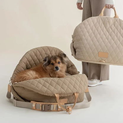 Sac de transport pour chien-LuxPetBag™ : L'image montre un Siptz Nain couché dans son sac de transport pour chien de couleur beige, posé près d'autres sac de couleur bleu et rose