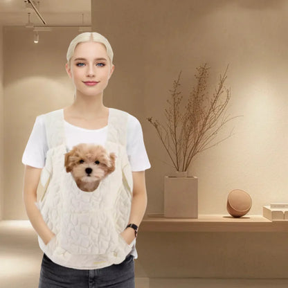 Chien sac de transport-PuppyPouch™ : Cette jolie jeune femme se prépare à sortir de la maison en portant son sac de transport pour animaux à l'avant, dans lequel se trouve son petit chien caniche.