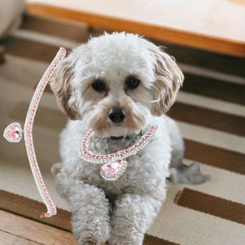 Collier chien-CuteHeart™ : Ce collier chien orné de strass brillant de couleur rose et d’un pendentif en forme de cœur donne un style à part entière à votre caniche couché sur le tapis du salon