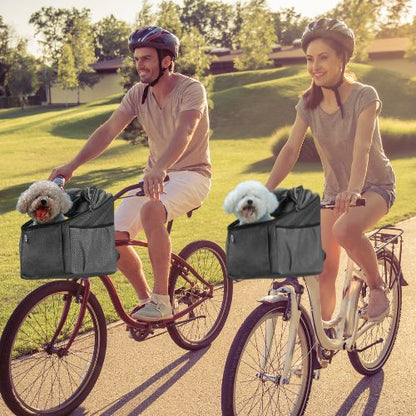 Couple en balade cycliste utilisant chacun un panier velo chien pour transporter leurs animaux.
