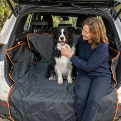 Femme et Border Collie assis sur une housse de chien voiture protection.