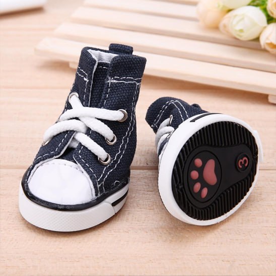 Chaussures pour chien en toile bleue, semelle noire avec empreinte de patte rose et chiffre 3.