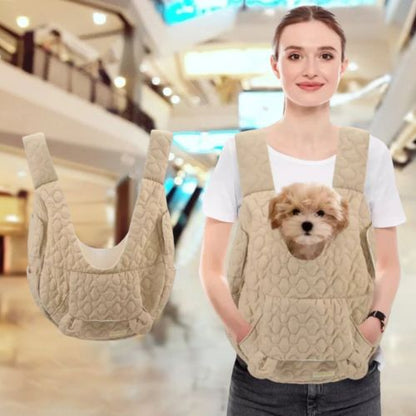 Femme portant un petit chien beige dans un sac de transport beige matelasse en magasin.