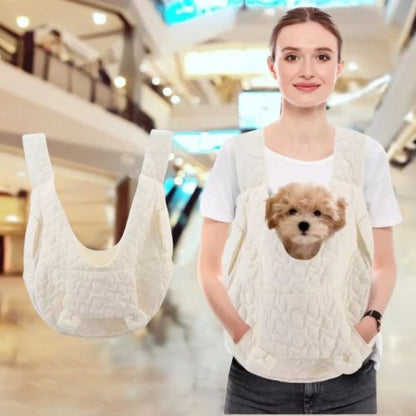 Sac de transport blanc pour petit chien porte en bandouliere par une femme souriante.