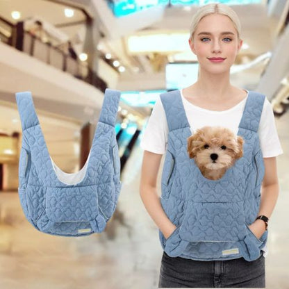 Femme avec un petit chien dans un sac de transport bleu ciel matelasse, vue de face.