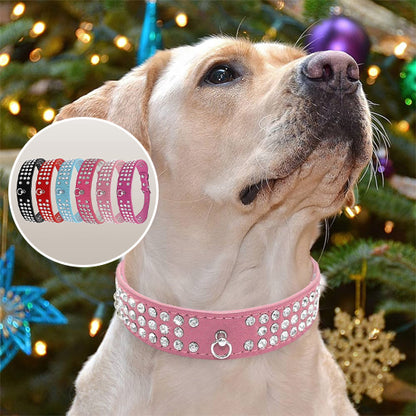 Ce chien de race beige porte un collier chien cuir rose avec strass cristal près d’un sapin décoré en Noël.