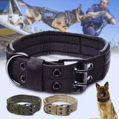 Collier de dressage pour chien tactique noir. En arrière-plan, un Berger Allemand de police en action. Modèles kaki et beige en bas.