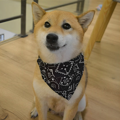 Shiba Inu assis sur le parquet au salon portant un collier pour chien avec bandana noir élégant.