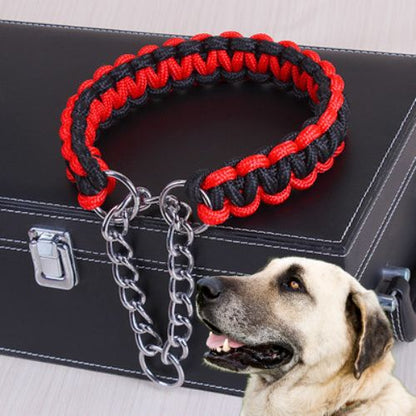 Gros plan sur un Collier pour chien de dressage en corde tressée rouge et noir avec chaîne, avec un grand chien de type Berger d'Anatolie.