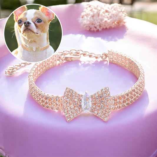 Collier pour chien de luxe en strass or rose et zircon, présenté sur un support rose. Incrustation d'un Chihuahua portant la version dorée.