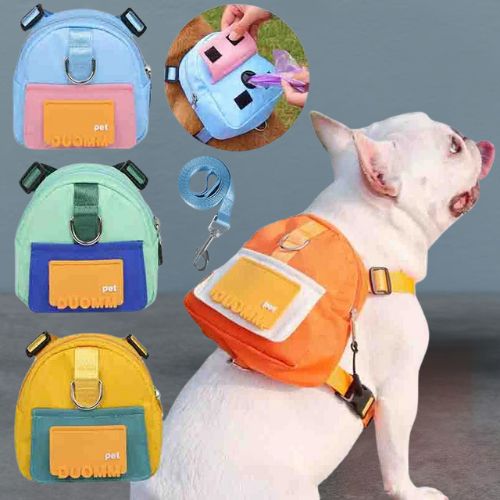 Variantes de couleurs du sac à dos chien et zoom sur le distributeur de sacs.