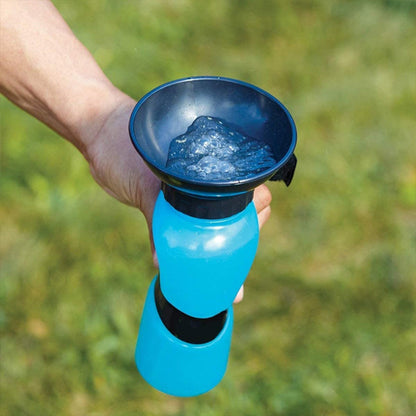 Gros plan sur la coupelle noire remplie d'eau d'une gourde pour chien bleue tenue à la main.