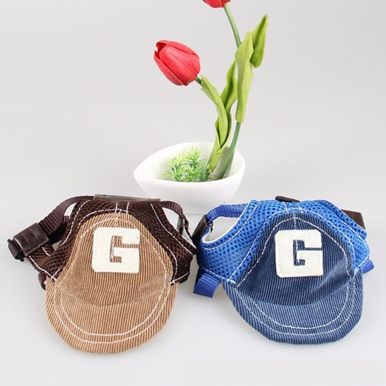 Duo de casquettes pour chiens, une beige et une bleue, ornées du logo lettre G blanc.