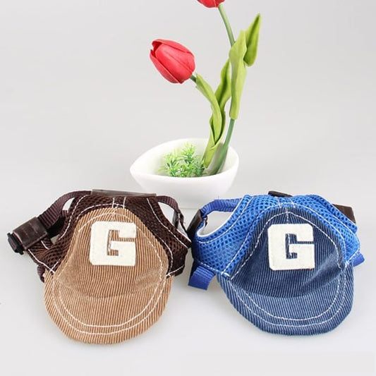 Duo de casquettes pour chiens, une beige et une bleue, ornées du logo lettre G blanc.