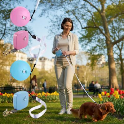 Femme avec Teckel et sélection de couleurs de longe pour petit chien