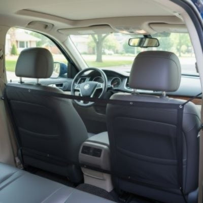 Intérieur d'une voiture vide montrant l'installation d'un filet chien voiture de séparation.