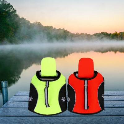 Modèles jaune et rouge du gilet de sauvetage pour chien posés sur un ponton face à un lac brumeux.
