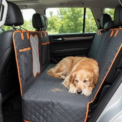 Golden Retriever couché sur un siège arrière avec tapis chien voiture protection matelassé.