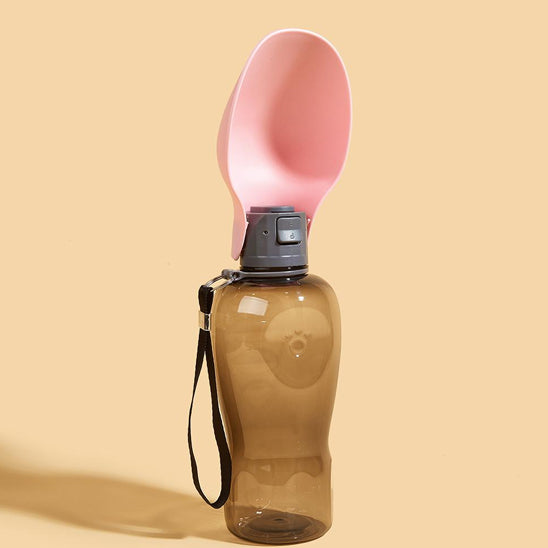 Vue verticale d'une gourde chien rose avec bouton de verrouillage et dragonne noire.