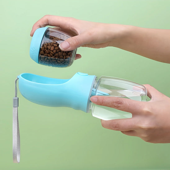 Gros plan d'une main versant des croquettes dans une gourde pour chien bleue avec réservoir d'eau.