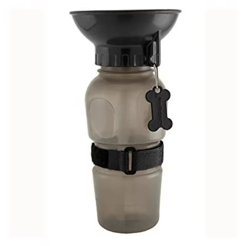 Gourde pour chien gris fumé avec sangle noire et mousqueton en forme d'os sur fond blanc.