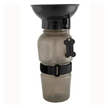 Gourde pour chien gris fumé avec sangle noire et mousqueton en forme d'os sur fond blanc.