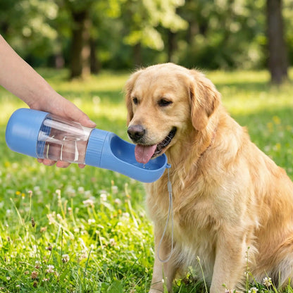 Personne servant de l'eau à un Golden Retriever avec l'une des gourdes pour chiens bleue.