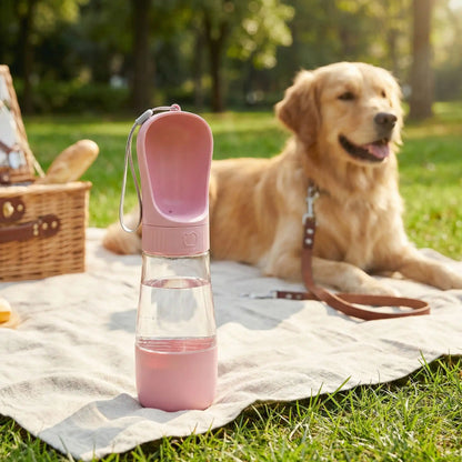 Gourdes pour chiens modèle rose sur une nappe de pique-nique avec un Golden Retriever en arrière-plan.
