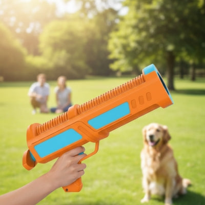 Gros plan d'un lanceur de balle pour chien orange et bleu devant un Golden Retriever.