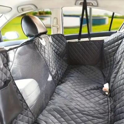 Vue de l'habitacle vide avec une housse pour voiture pour chien noire matelassée installée.