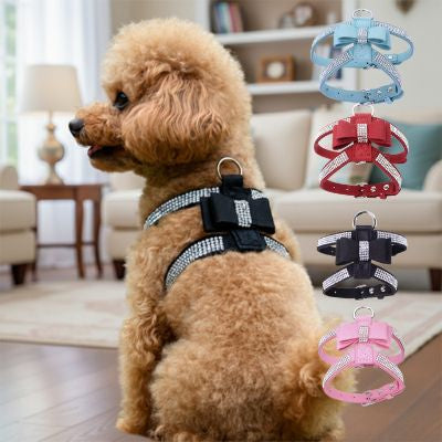 Harnais chien pour petit chien style nœud papillon avec strass brillants, disponible en bleu, rouge, noir et rose. Design ajustable avec anneau en métal.
