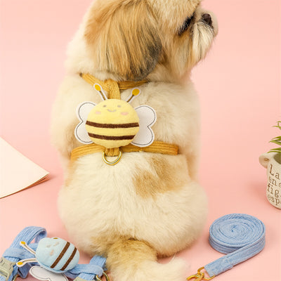 Harnais chien jaune avec abeille en peluche sur le dos d'un Shih Tzu.