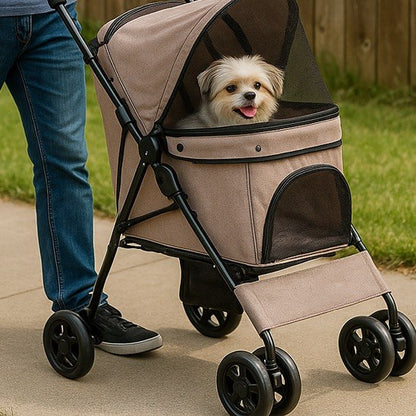 Homme poussant une poussette pour chien beige avec un Shih Tzu souriant à l'intérieur.