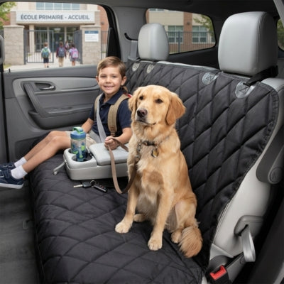 Enfant et Golden Retriever sur banquette avec housse pour voiture pour chien devant école.