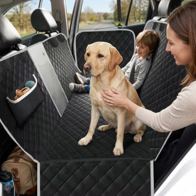 Labrador beige et enfant sur une housse pour voiture pour chien noire avec poche de rangement.