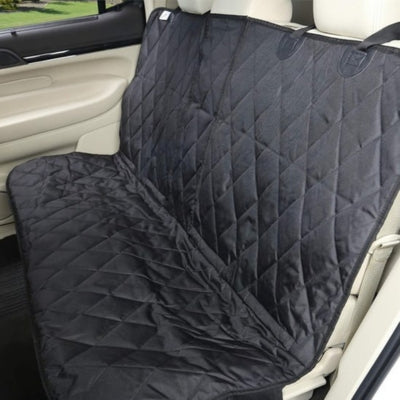 Banquette arrière de voiture vide protégée par une housse pour voiture pour chien noire.