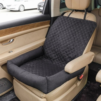 Vue rapprochée d'une housse protection voiture chien noire avec rebords rembourrés.