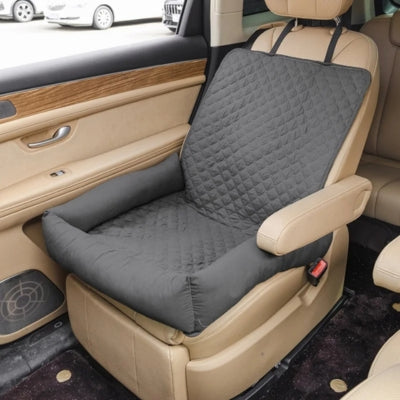 housse protection voiture chien gris anthracite installée sur un siège de voiture en cuir.