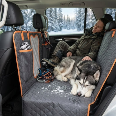 Husky et voyageur dormant sur une housse chien voiture protection dans un décor de neige.