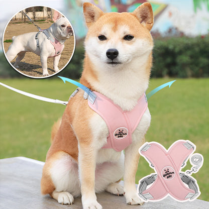 Harnais pour chien-GentleGrip™ :  Le petit chien porte son harnais en  polyester et coton, tout en étant rembourré en éponge pour un confort optimal en forme de X de couleur rose tenu par une laisse