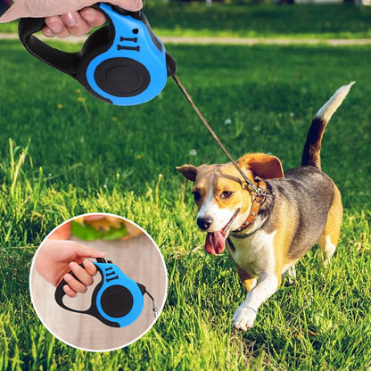 Laisse chien-Ticktack™ : Ce teckel marchant sur le gazon avec son maitre grâce à une laisse extensibles et rétractable, fabriquée en ABS et en fibre de polyester de couleur bleu et noir