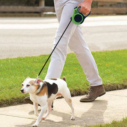 Laisse chien-Ticktack™ : Un monsieur promenant son teckel avec une laisse  extensibles et rétractable, fabriquée en ABS et en fibre de polyester de couleur vert et noir.