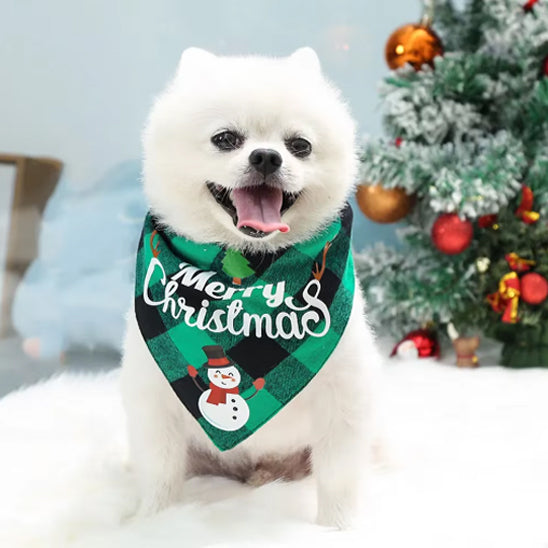 Collier Chien-BandanaXmas™ : Ce collier chien avec foulard carrelé vert-noir et motif de noël est parfait faire plaisir a votre Loulou en ces moments de fête pour qu'il puisse gambader de joie dans la neige.